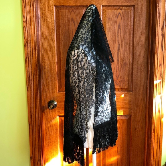 NEW LISTING! Vintage Lace Wrap w/Fringe - Picture 4 of 8